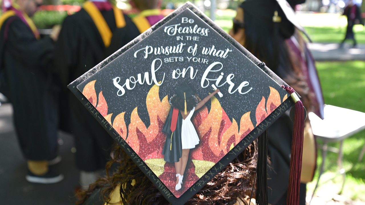 A grad cap that reads 'be fearless in the pursuit of what sets your soul on fire'