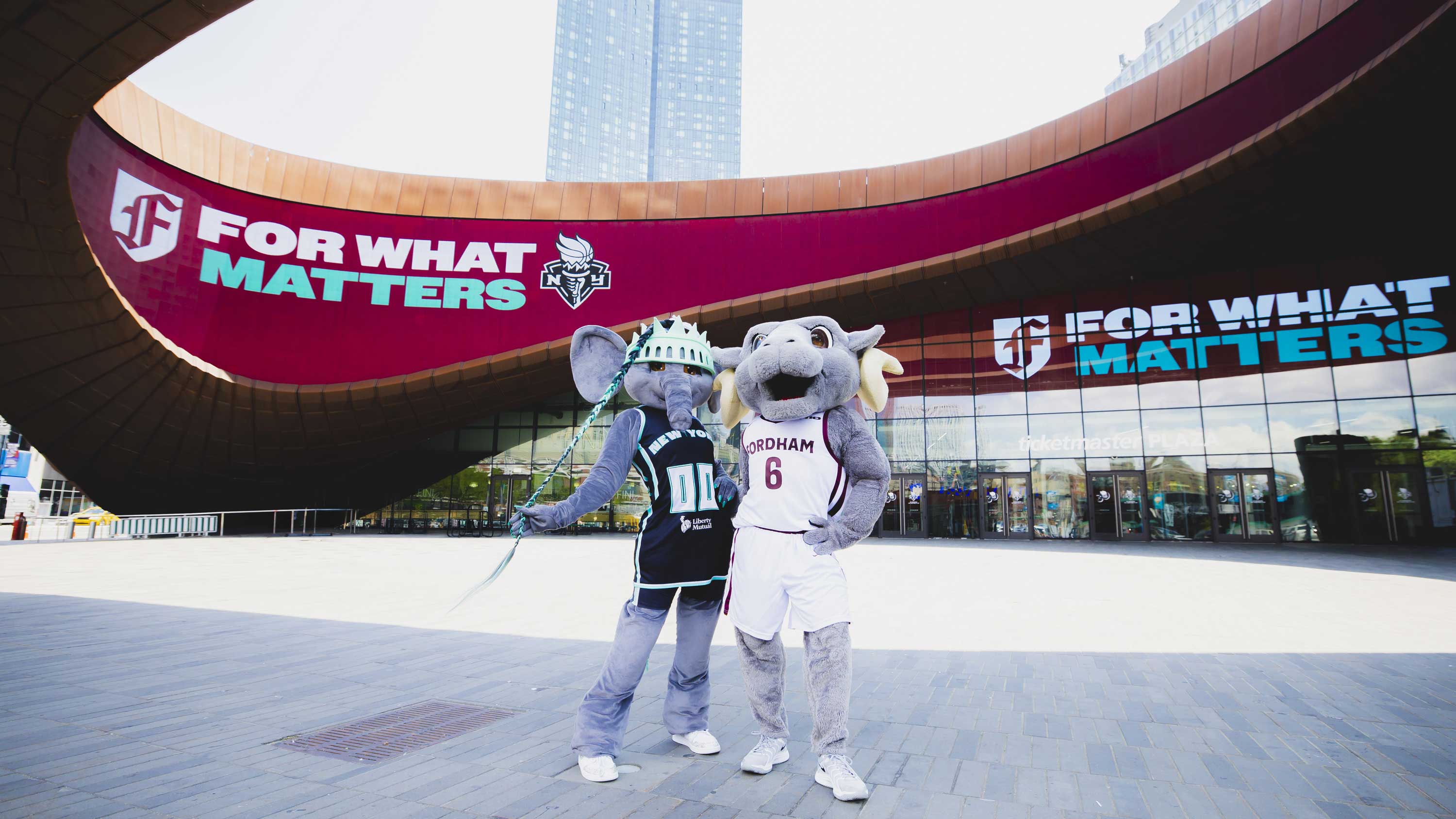 Ellie and Ramses pose in front of the Barclays Center