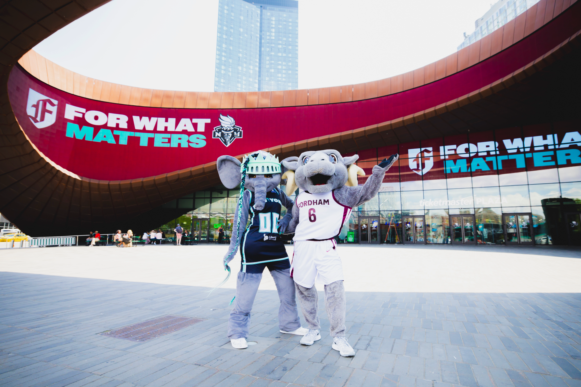 Ellie and Ramses pose in front of the Barclays Center