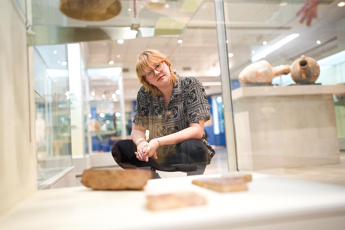 Looking at art in the Fordham Museum of Greek, Etruscan and Roman Art at Rose Hill
