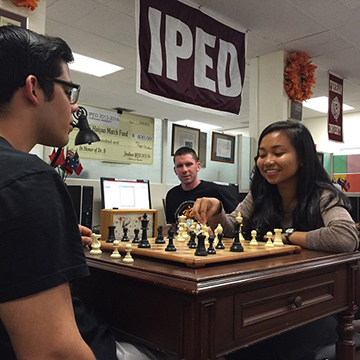 IPED students playing a game of chess