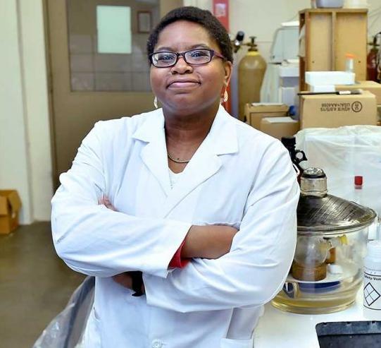 Marie Thomas in lab