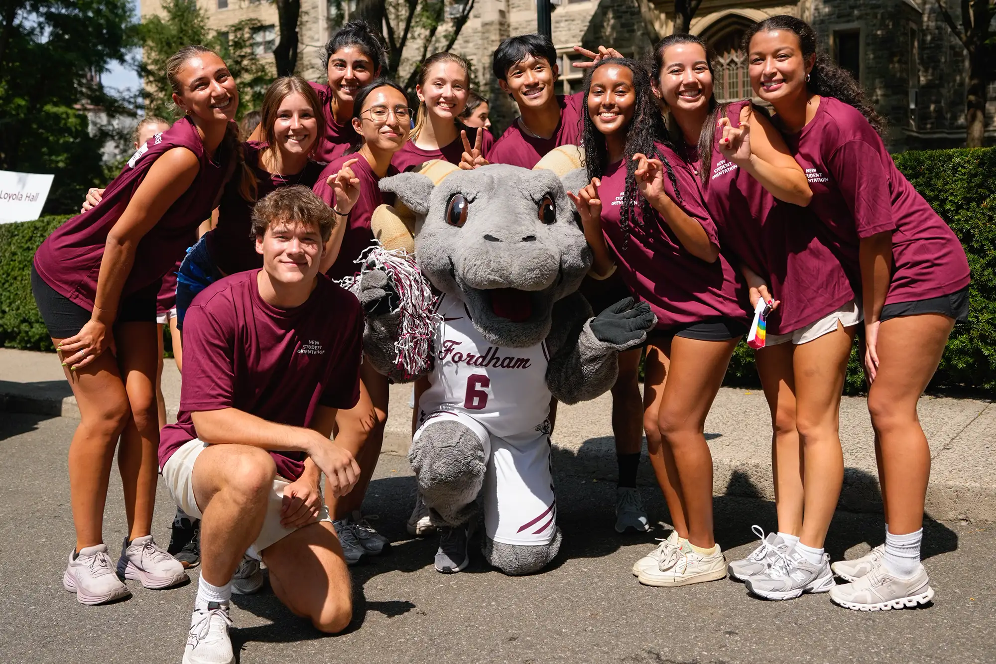 A group of Rose Hill orientation leaders posing with Ramses