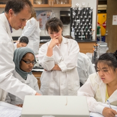 Professor and students around PC - SM