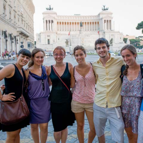 Group of students posing in Rome - LG